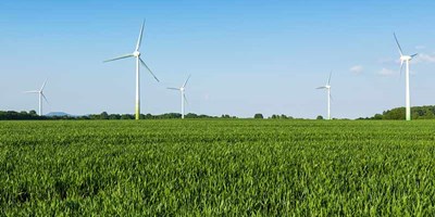 Paisaje con molinos para generar energía eólica